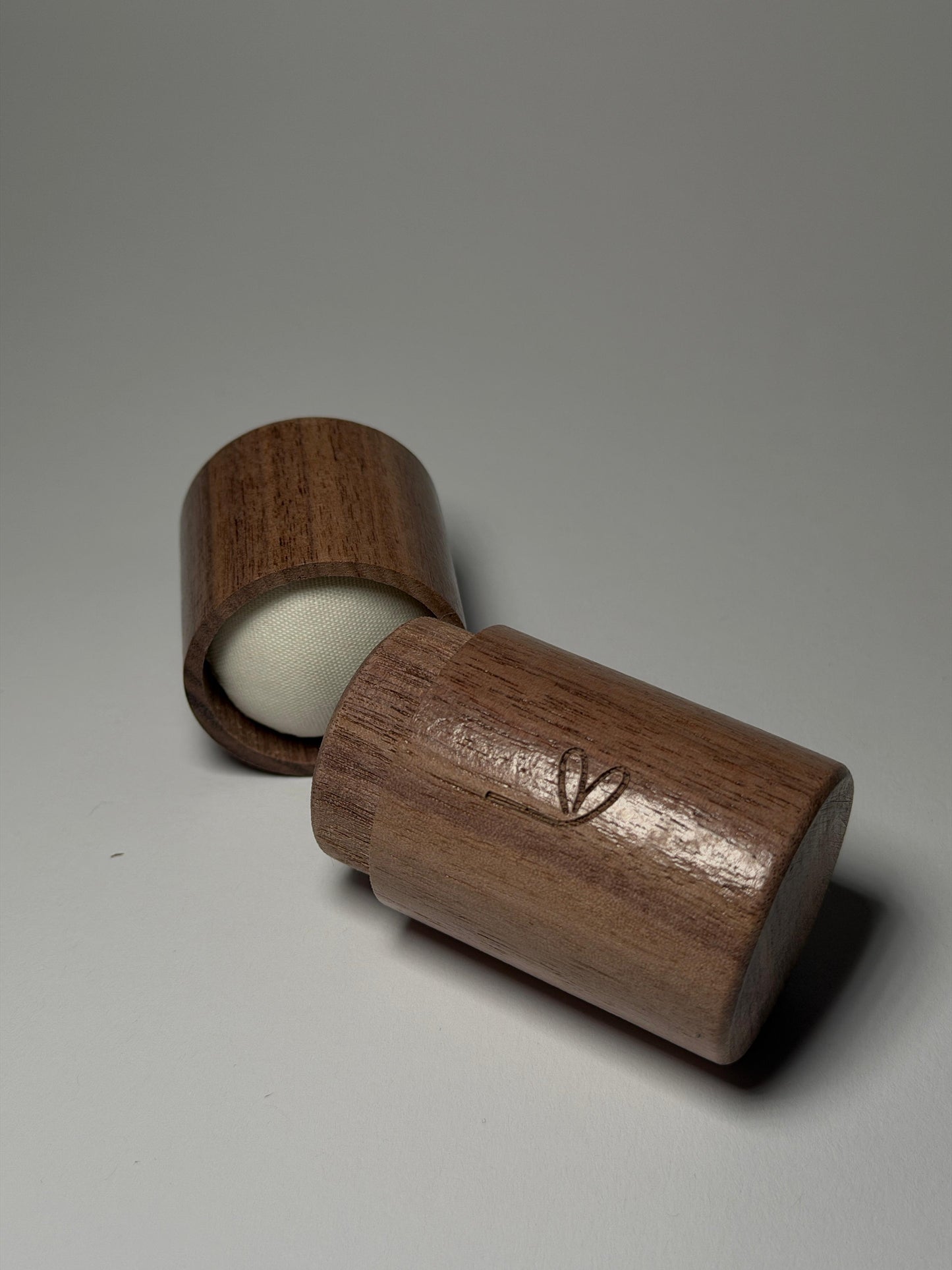 Pin Box SAYA - Walnut
